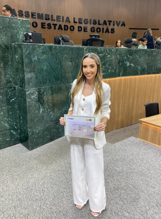 Jéssica Sousa recebendo reconhecimento na Assembleia Legislativa do Estado de Goiás